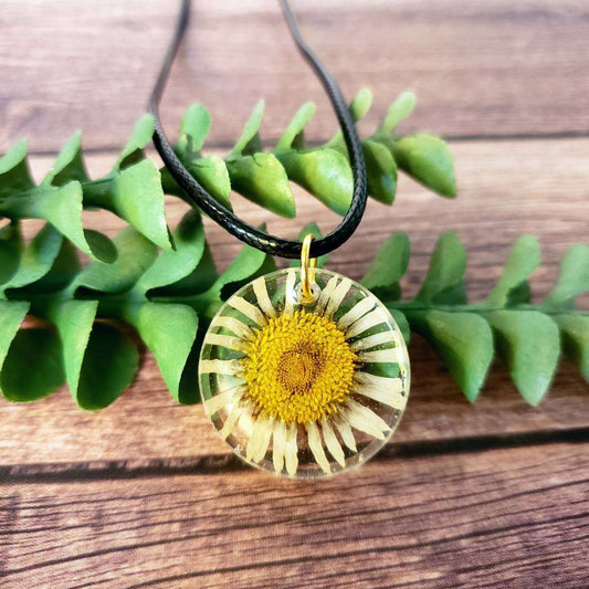 Pressed Daisy Flower Necklace::LittlePrettyDesigns